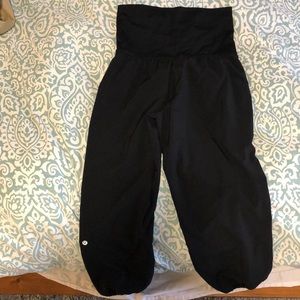 EUC size 6 lululemon Ohm pants ( capris)